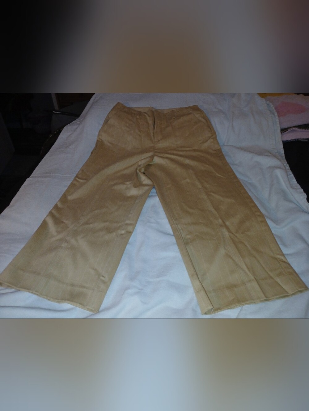 NWOT Women's Khaki Capri Pants.